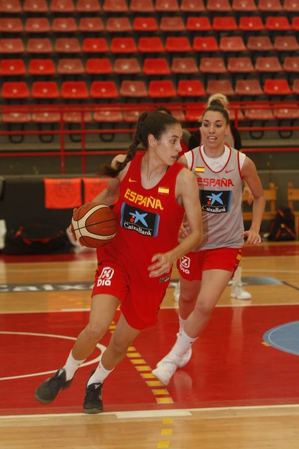 La selección española fememina entrena en Torrelavega