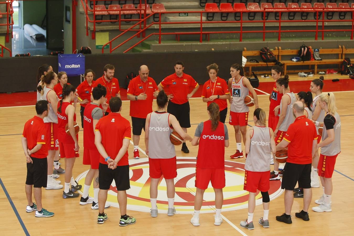 La selección española fememina entrena en Torrelavega