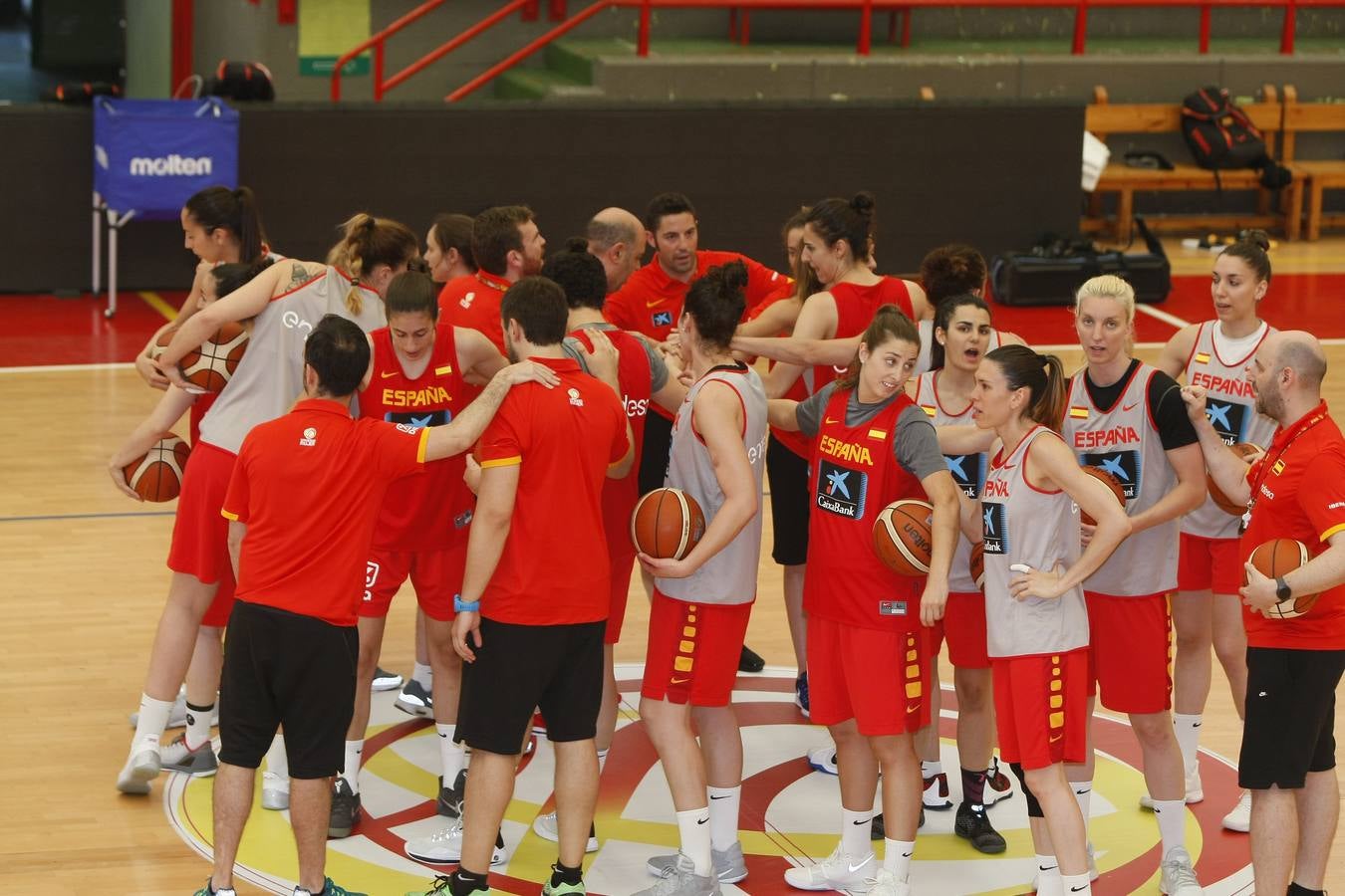 La selección española fememina entrena en Torrelavega