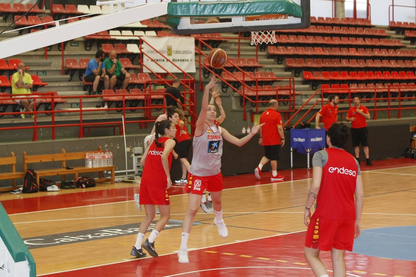 La selección española fememina entrena en Torrelavega