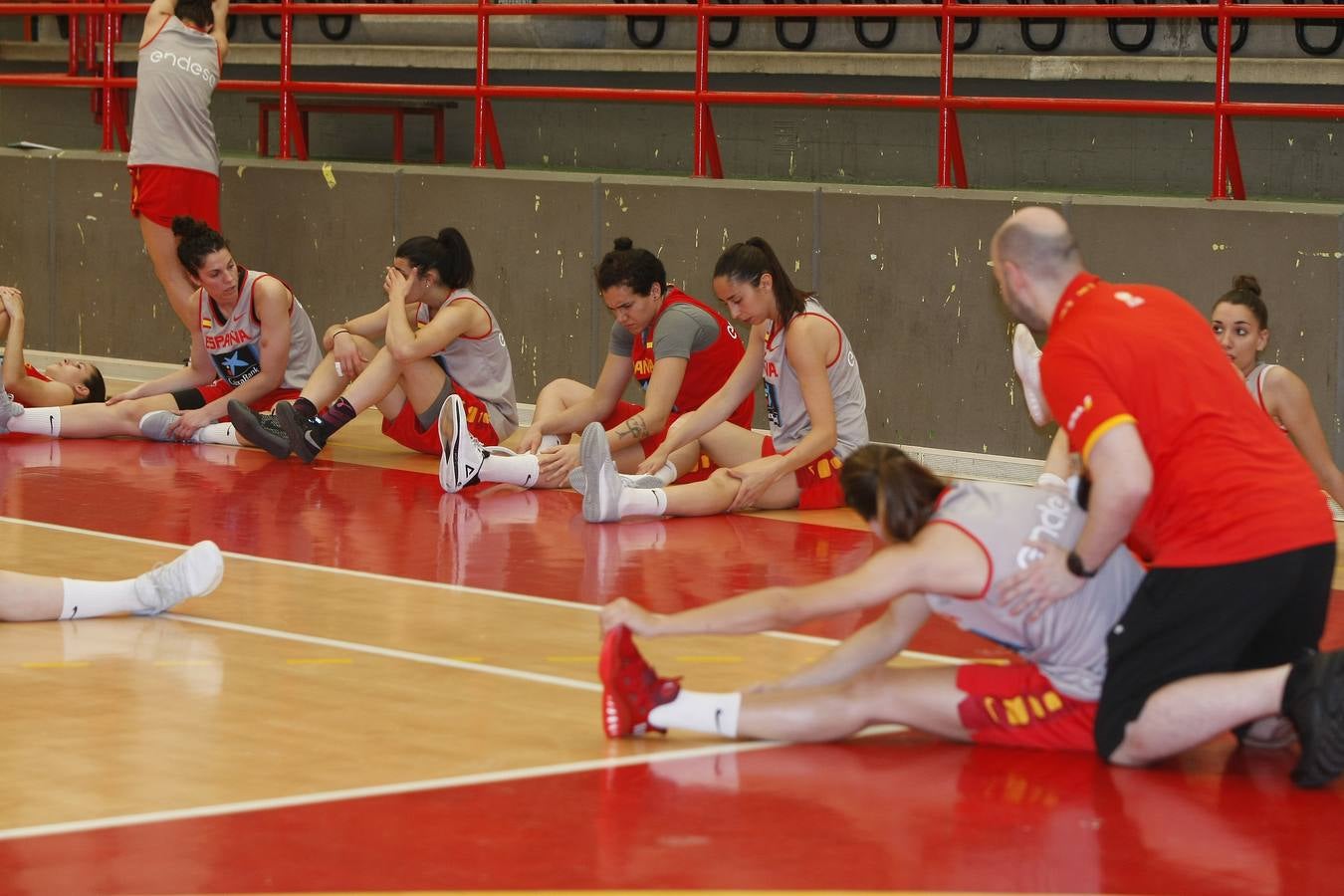 La selección española fememina entrena en Torrelavega
