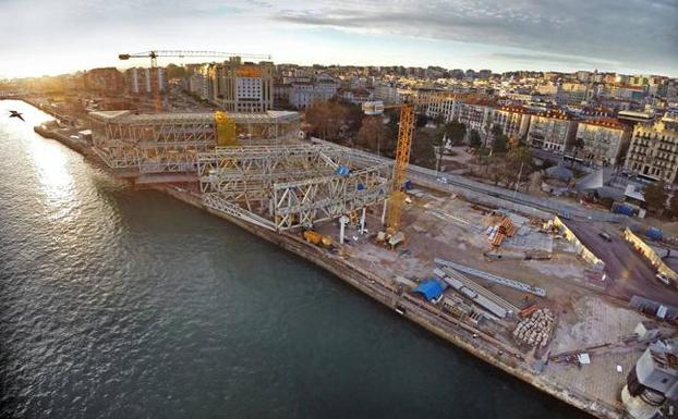 El 31 de diciembre de 2013 el edificio ya mostraba su esqueleto. En 2014 llegaría la paralización de las obras.