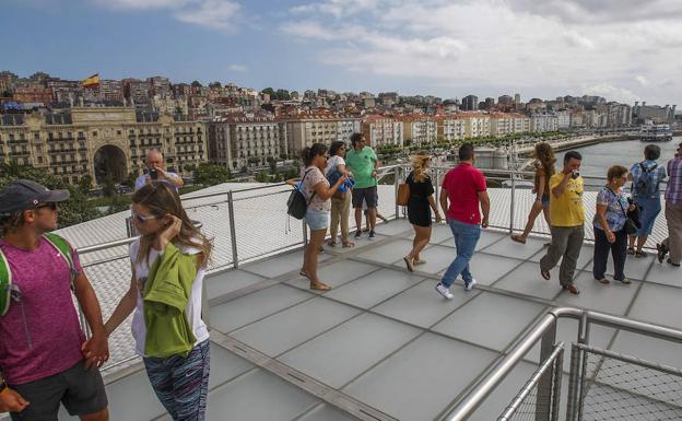 La azotea del edificio permite descubrir una perspectiva inédita de la ciudad desde la bahía. 