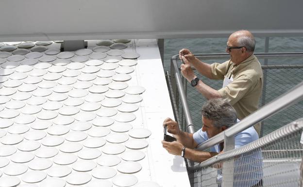 Imagen principal - 1. Las piezas de cerámica fueron muy retratadas. 2. La terraza de la cafetería, en primera línea de mar. 3. Íñigo de la Serna visitó este lunes el edificio