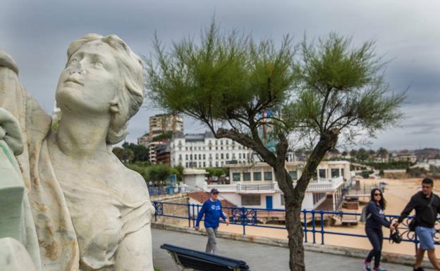 A la figura de la Fama, del grupo escultórico en honor a González de Linares, le han arrancado la nariz y varios dedos. 