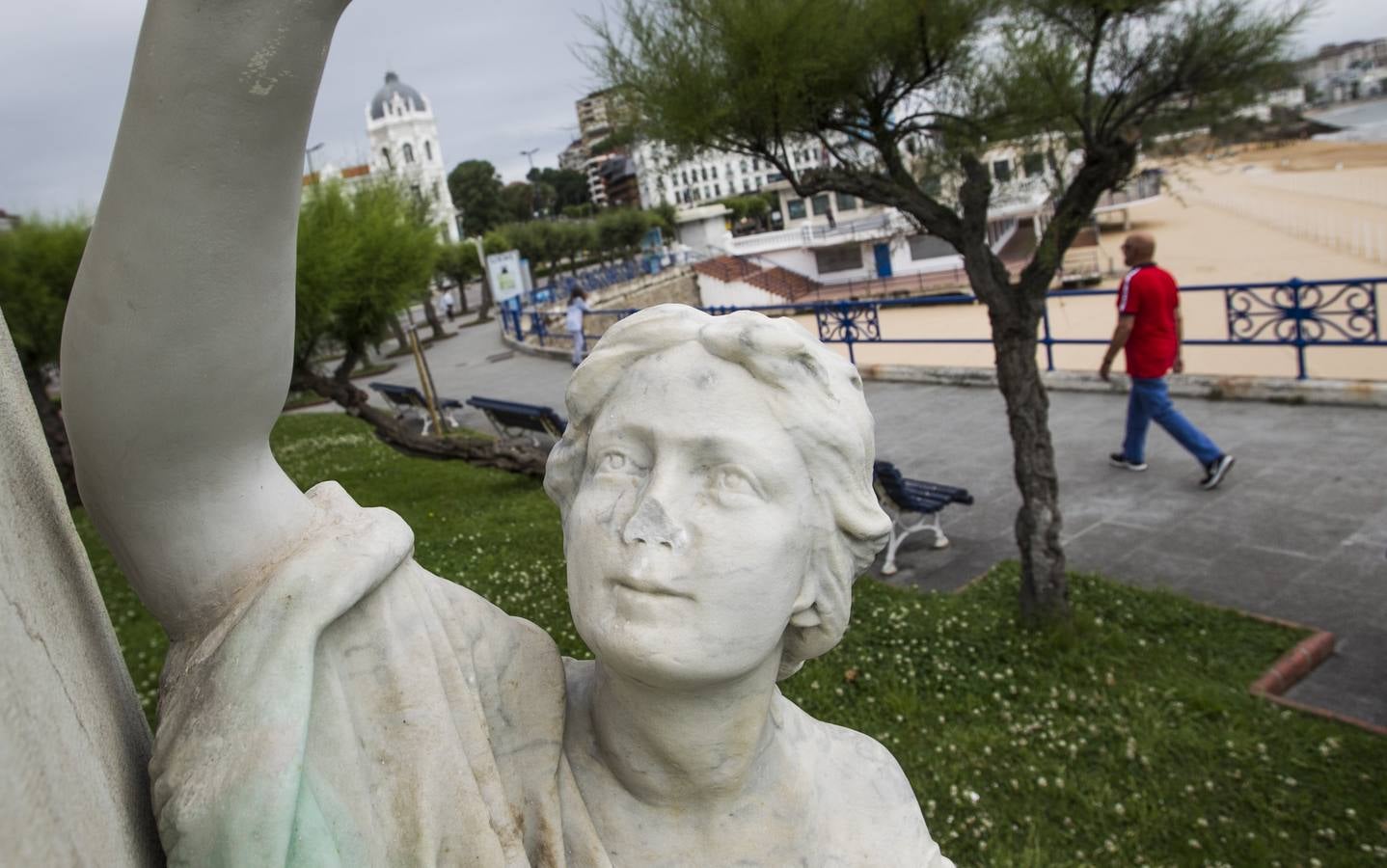 Destrozos en la figura de la Fama del monumento en honor a González de Linares