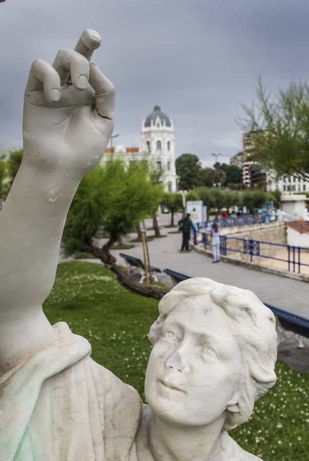 Destrozos en la figura de la Fama del monumento en honor a González de Linares