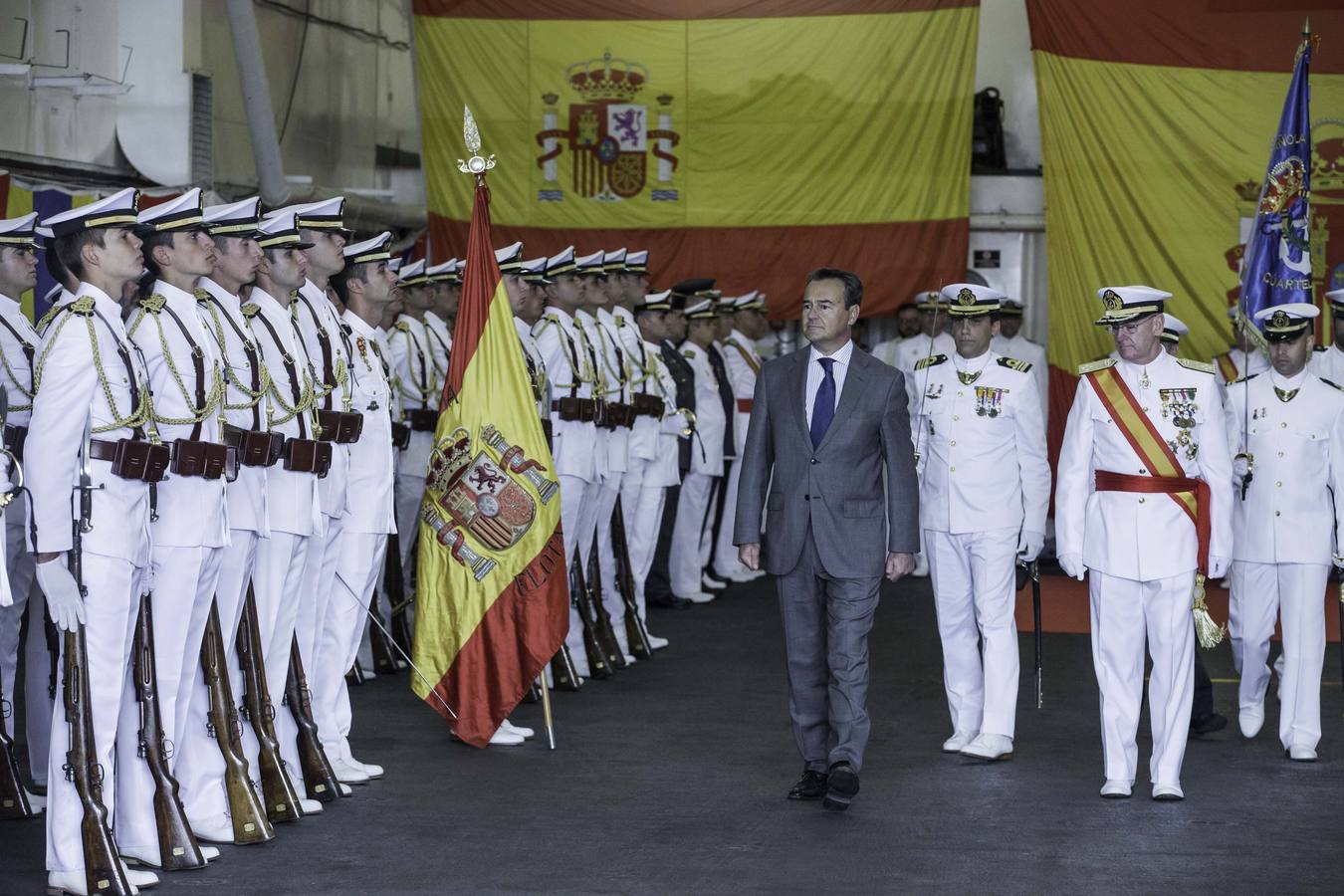 Entrega de la bandera de guerra al buque de la armada «Castilla», a cargo de Ruth Beitia