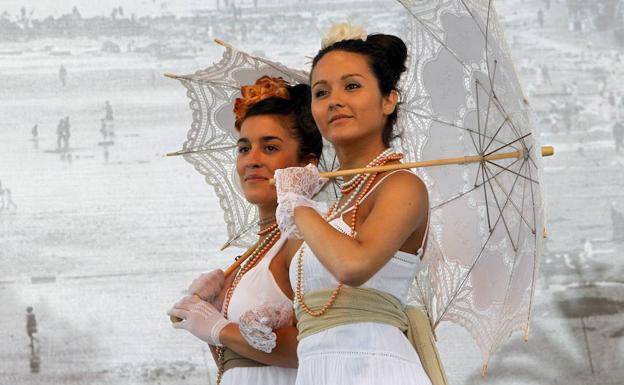 Dos figurantes, vestidas de época, en los ‘Baños de Ola’