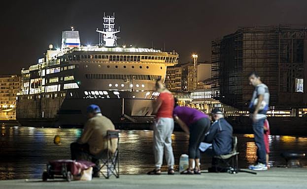 Imagen de archivo de pescadores en el Paseo Marítimo de Santander.