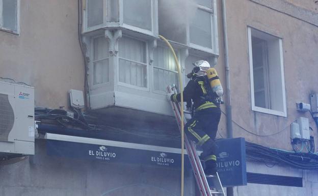 Un incendio en el cuadro eléctrico de un bar obliga a intervenir en el piso superior