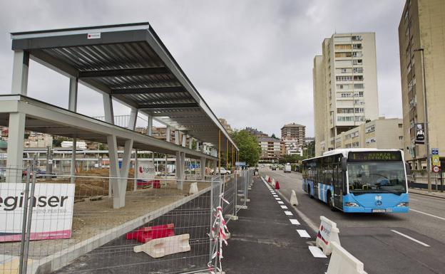 Cabeza de la línea del Metro-TUS en El Sardinero, junto al campo de fútbol. A la derecha, la urbanización Feygón