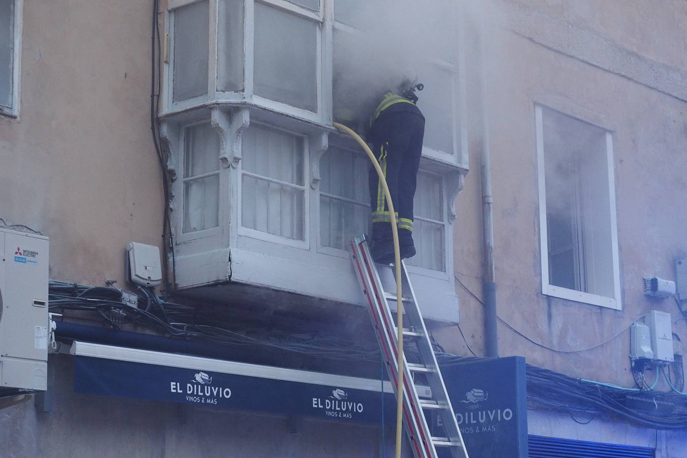 Un incendio en el cuadro eléctrico del bar Diluvio de Santander ha provocado que el humo se cuele en el piso superior del edificio