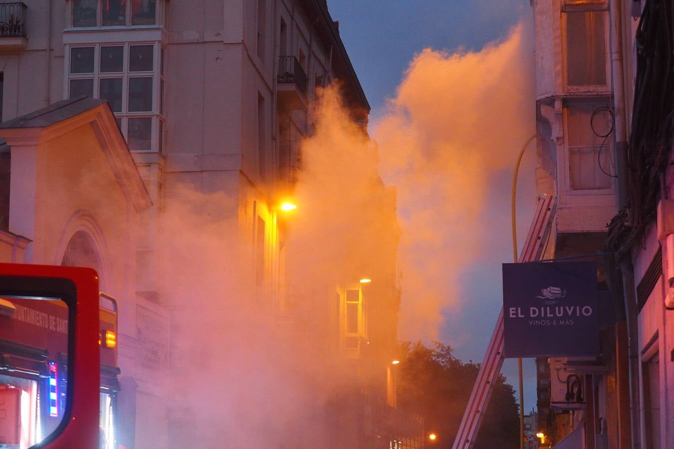 Un incendio en el cuadro eléctrico del bar Diluvio de Santander ha provocado que el humo se cuele en el piso superior del edificio