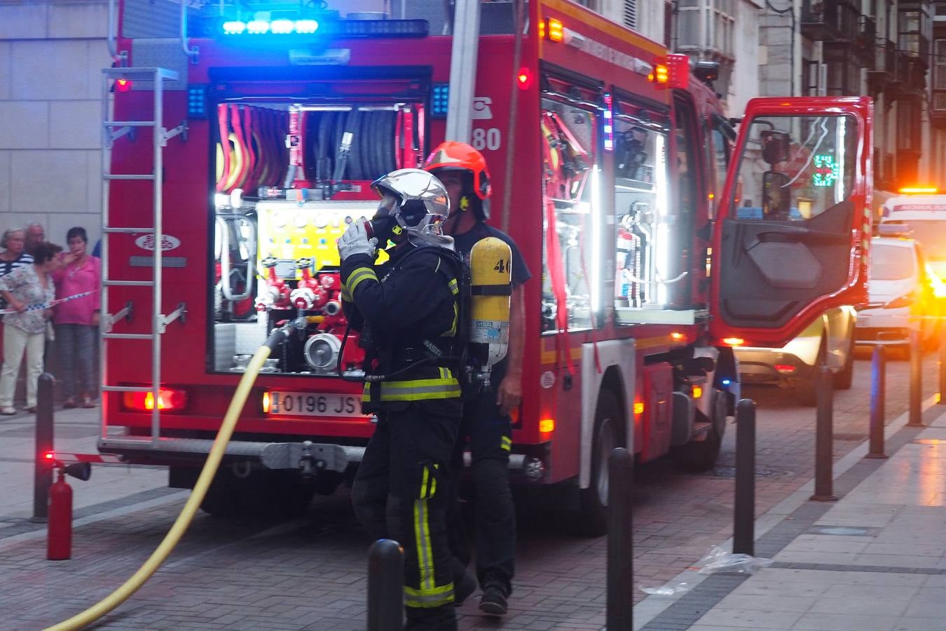 Un incendio en el cuadro eléctrico del bar Diluvio de Santander ha provocado que el humo se cuele en el piso superior del edificio