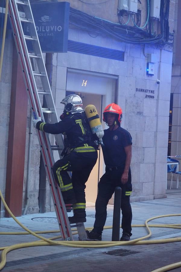 Un incendio en el cuadro eléctrico del bar Diluvio de Santander ha provocado que el humo se cuele en el piso superior del edificio