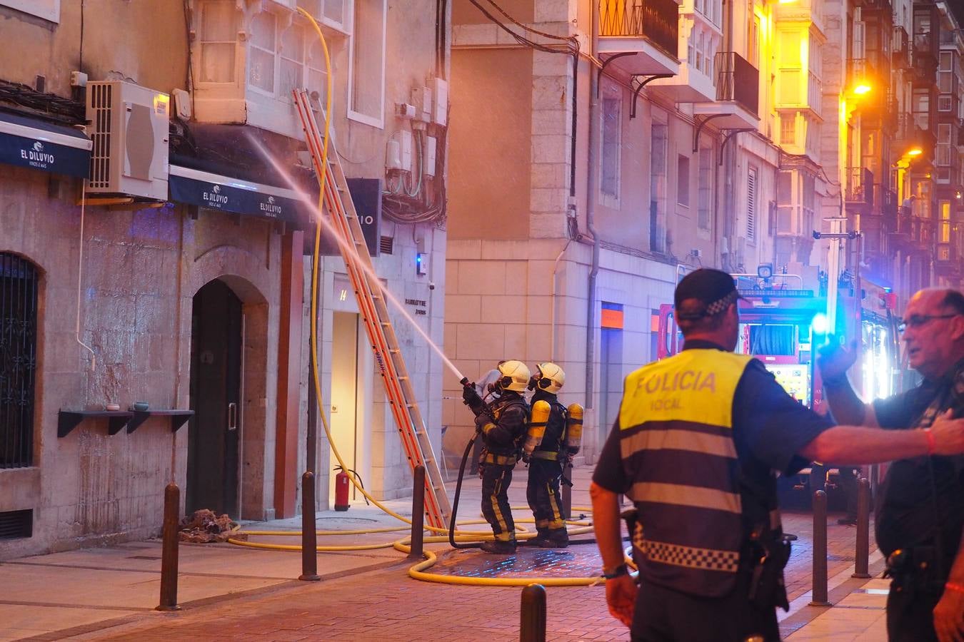 Un incendio en el cuadro eléctrico del bar Diluvio de Santander ha provocado que el humo se cuele en el piso superior del edificio