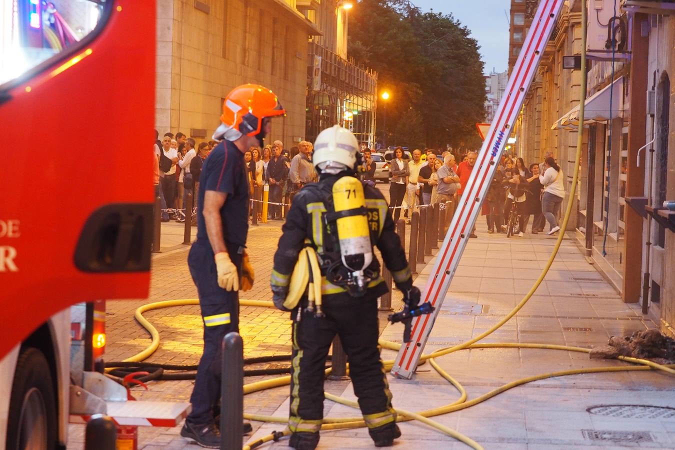 Un incendio en el cuadro eléctrico del bar Diluvio de Santander ha provocado que el humo se cuele en el piso superior del edificio