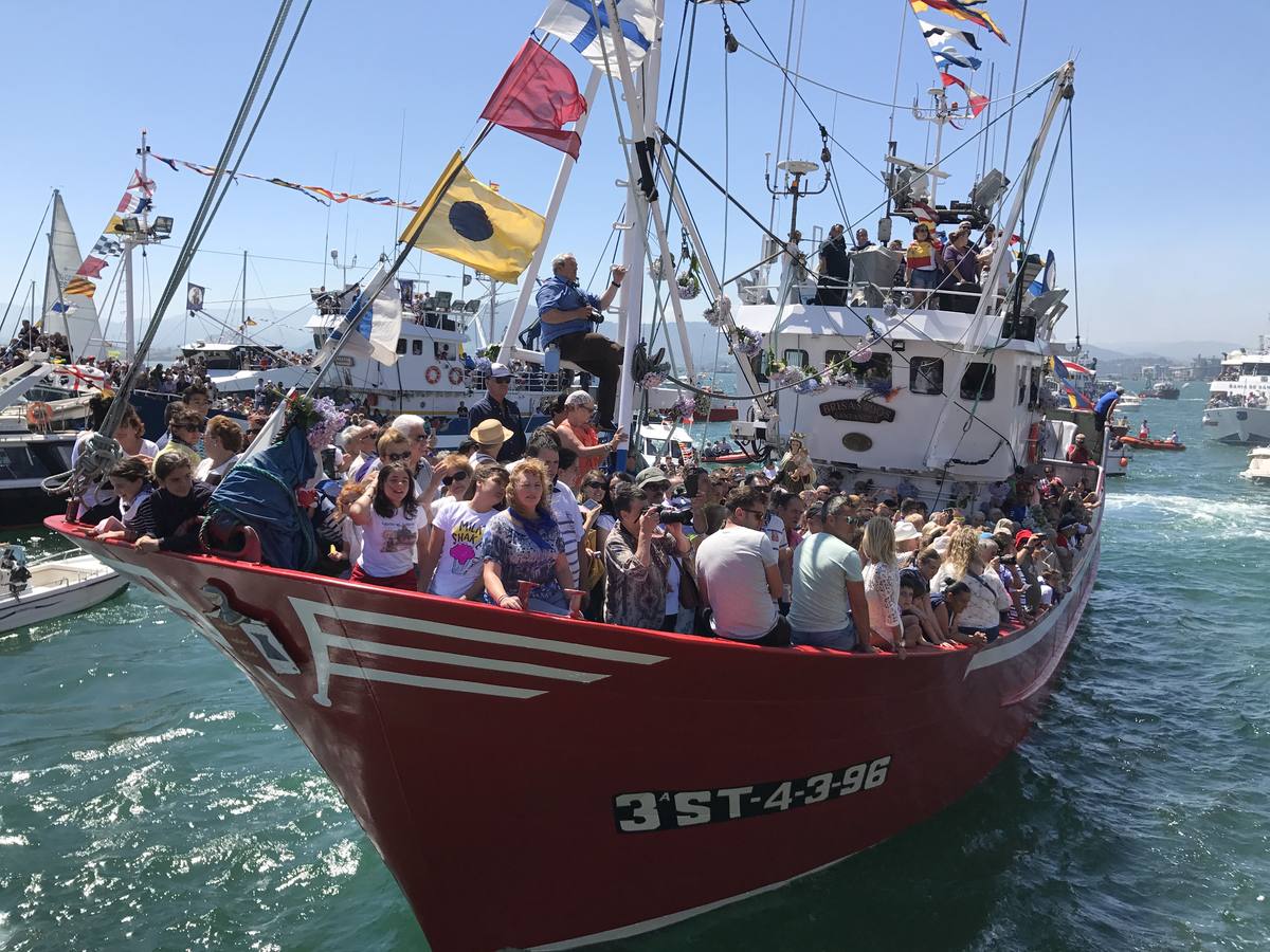 Los vecinos del Barrio Pesquero celebran las fiestas del Carmen