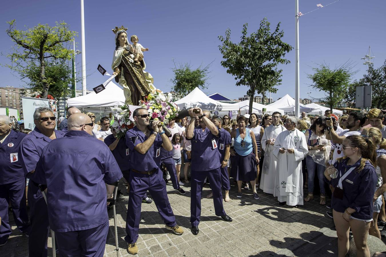 Los vecinos del Barrio Pesquero celebran las fiestas del Carmen