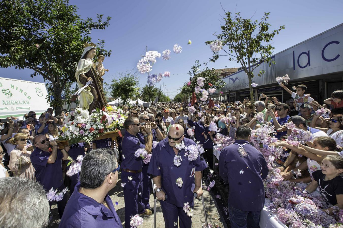 Los vecinos del Barrio Pesquero celebran las fiestas del Carmen