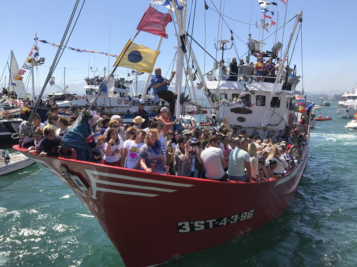 Los vecinos del Barrio Pesquero celebran las fiestas del Carmen