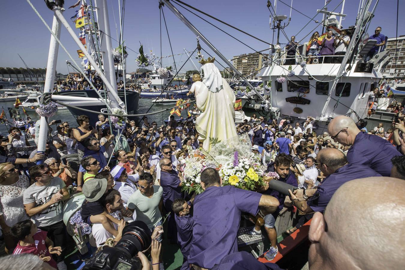 Los vecinos del Barrio Pesquero celebran las fiestas del Carmen