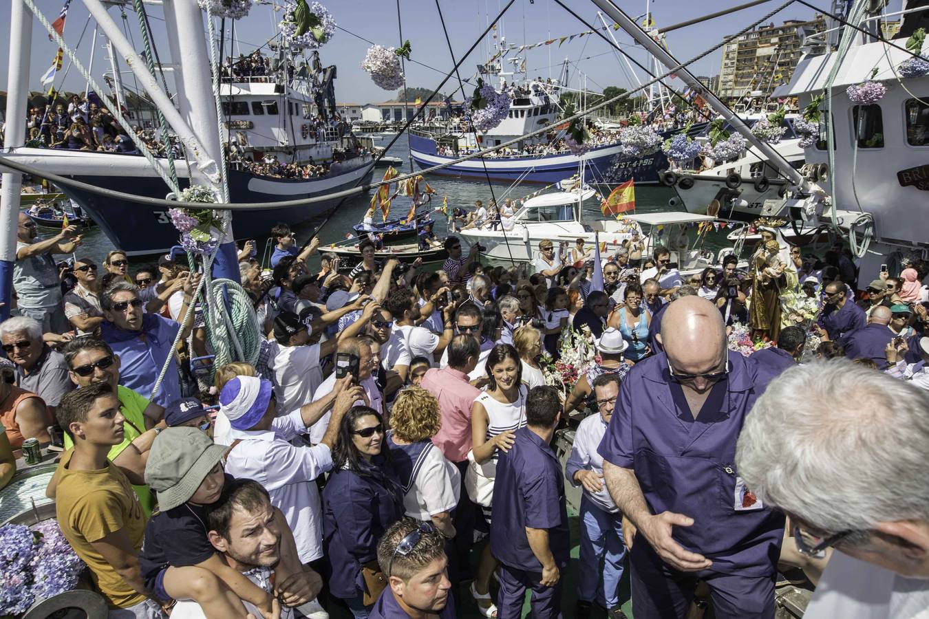 Los vecinos del Barrio Pesquero celebran las fiestas del Carmen