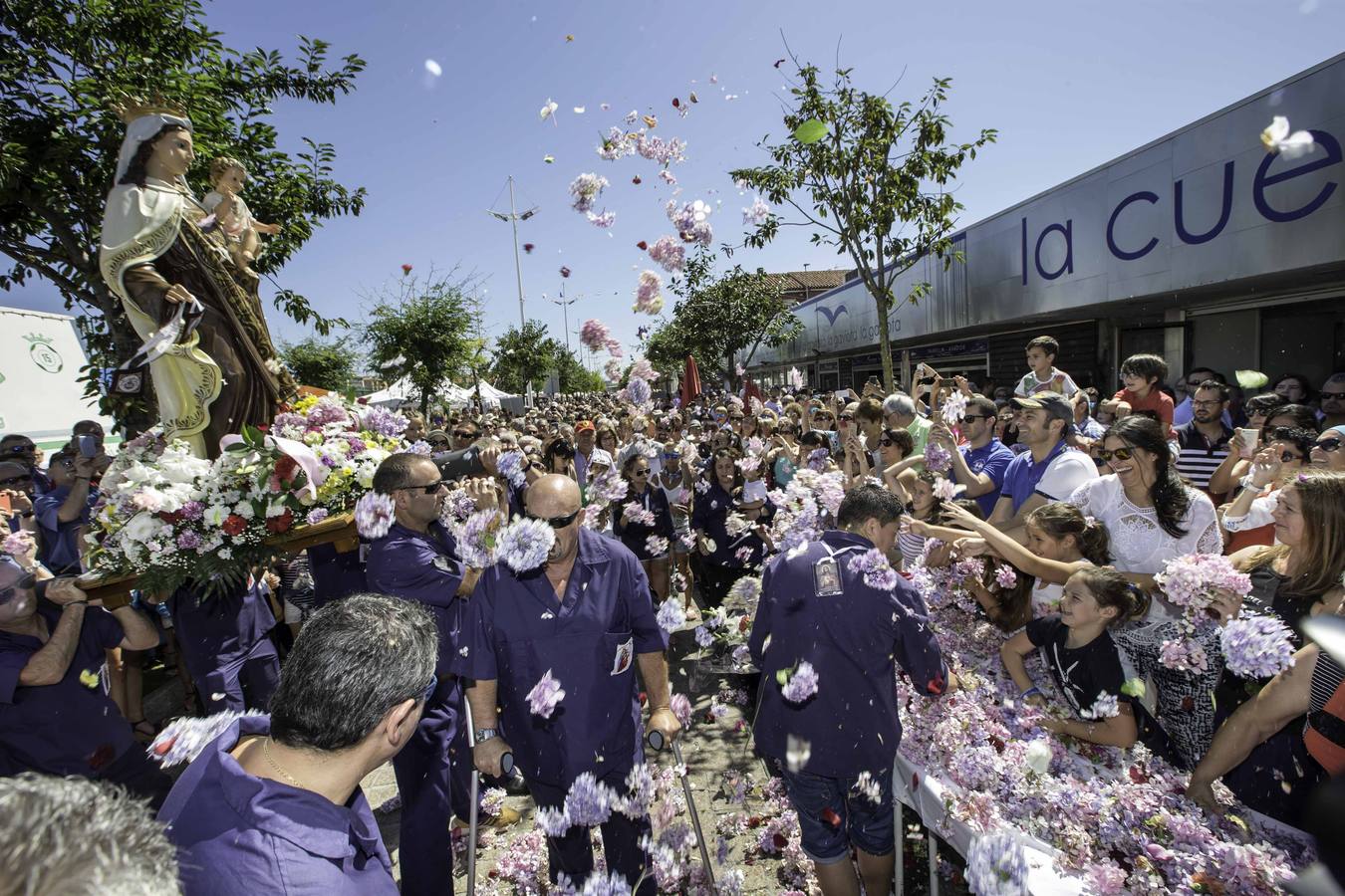 Los vecinos del Barrio Pesquero celebran las fiestas del Carmen