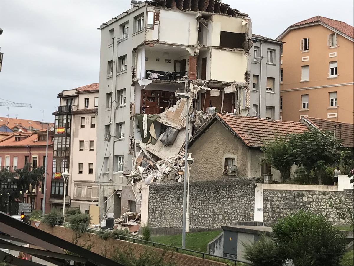 Se derrumba el edificio agrietado de la calle Sol