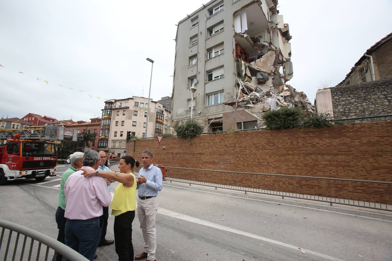 Se derrumba el edificio agrietado de la calle Sol