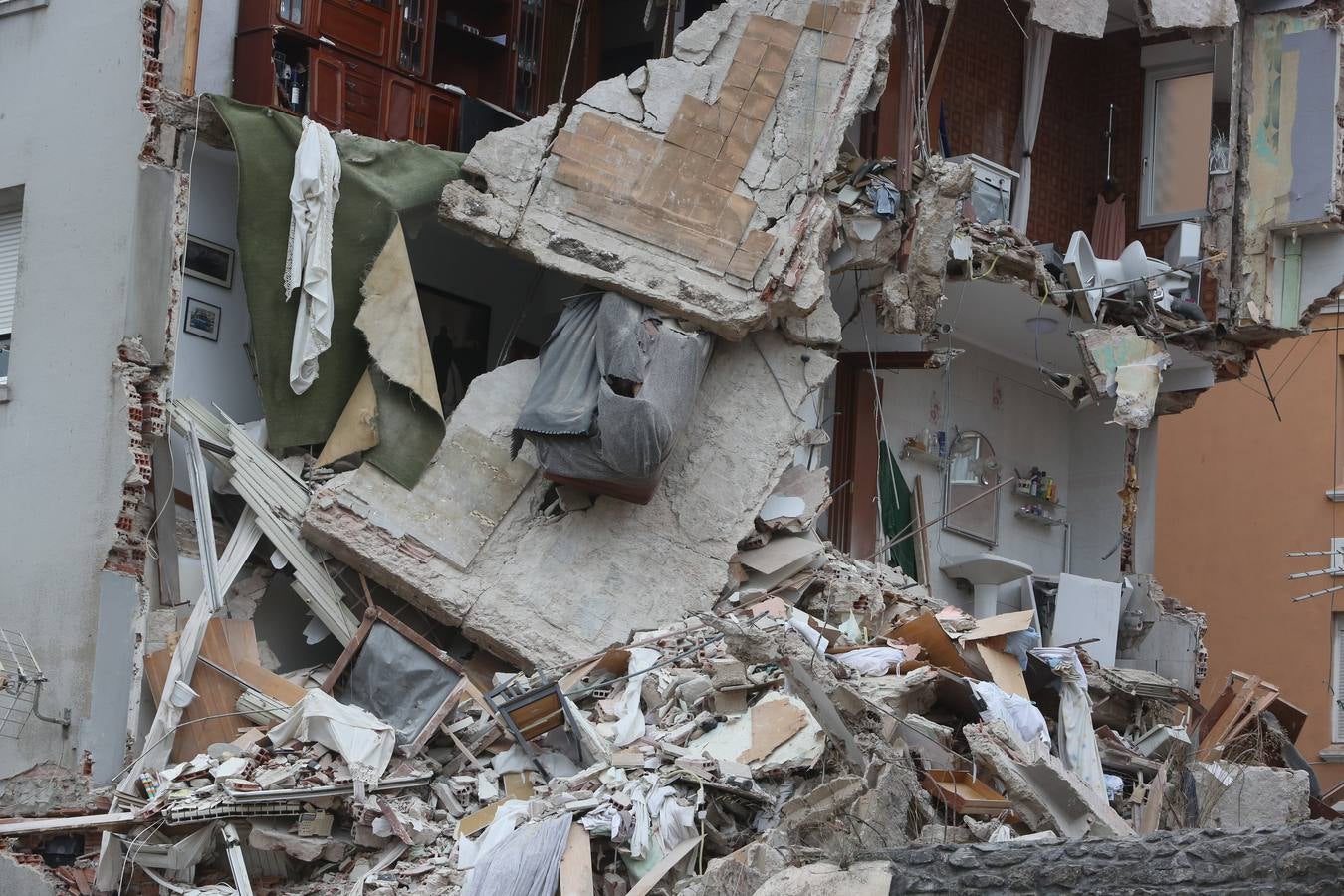 Se derrumba el edificio agrietado de la calle Sol