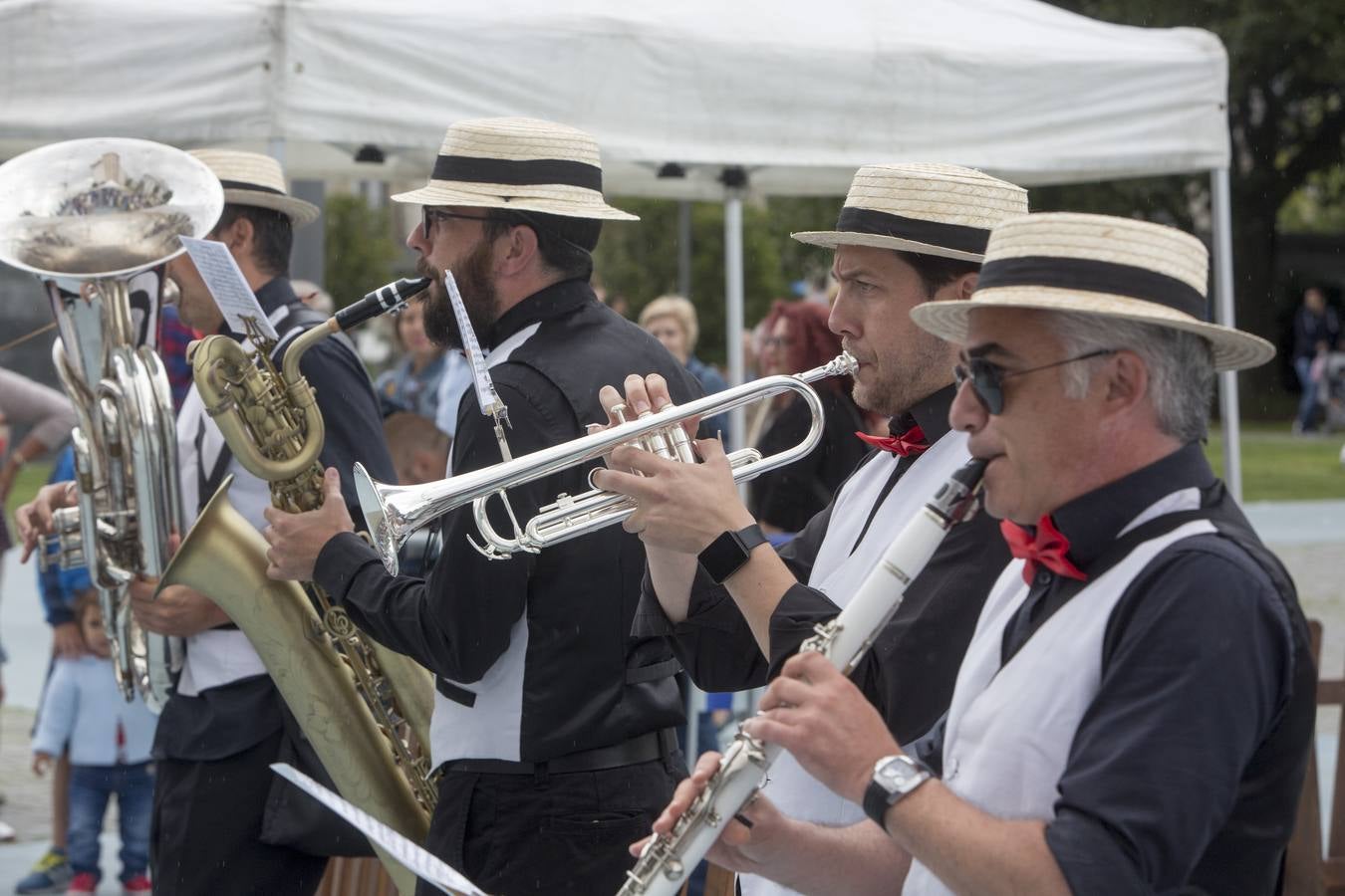 La apertura de las casetas, el chupinazo y el desfile forman parte de las fiestas de la Semana Grande de Santander