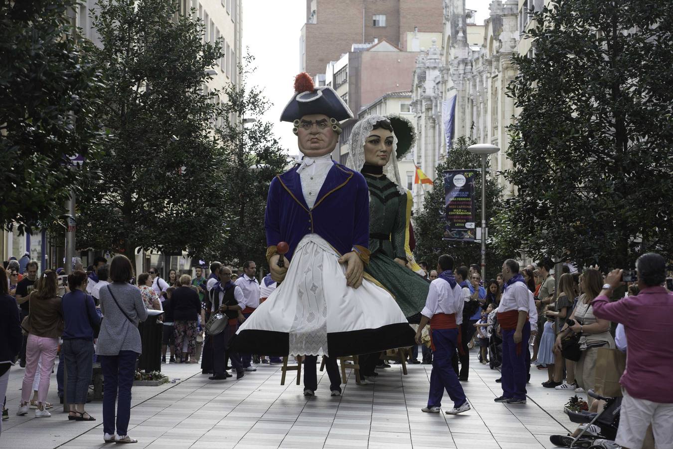 La apertura de las casetas, el chupinazo y el desfile forman parte de las fiestas de la Semana Grande de Santander