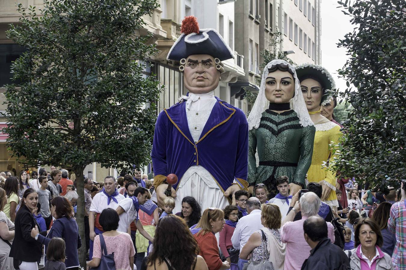 La apertura de las casetas, el chupinazo y el desfile forman parte de las fiestas de la Semana Grande de Santander