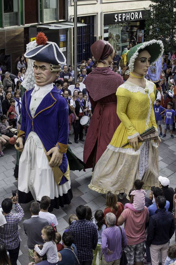 La apertura de las casetas, el chupinazo y el desfile forman parte de las fiestas de la Semana Grande de Santander