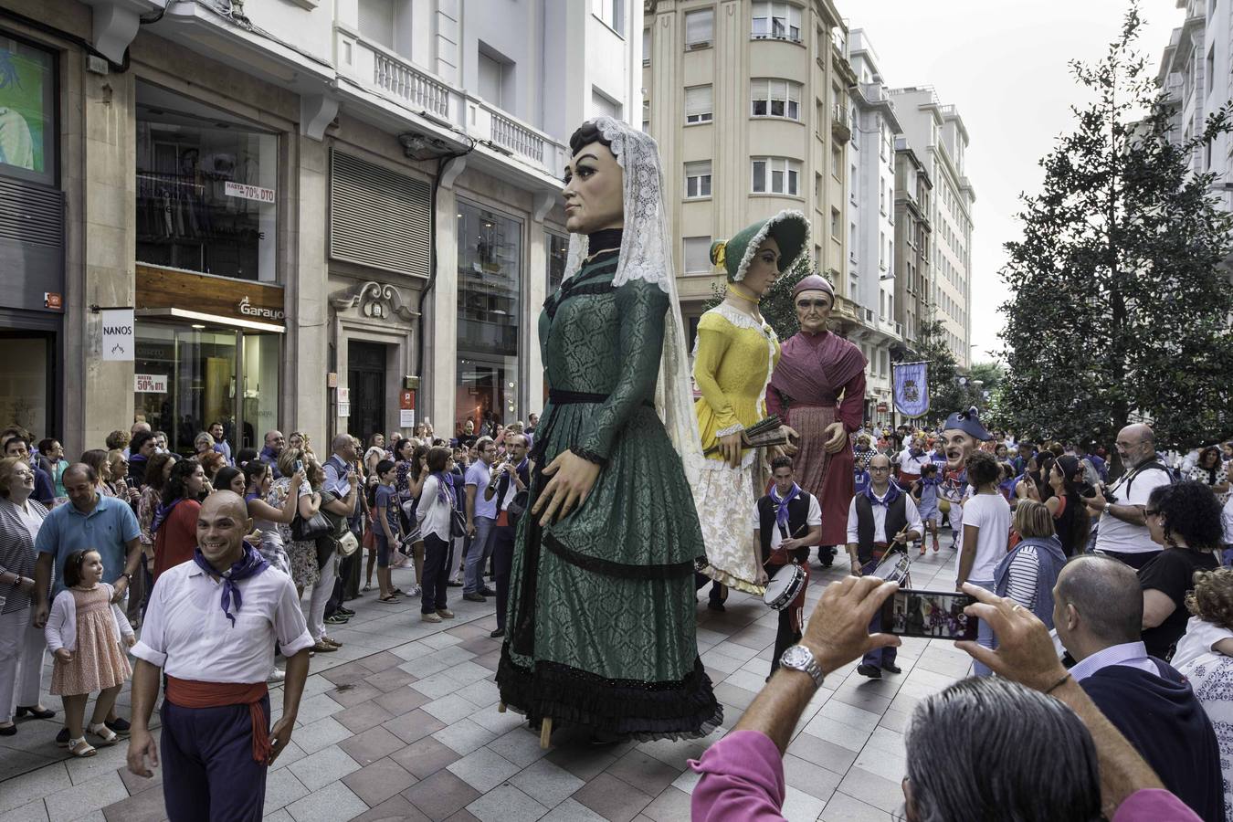 La apertura de las casetas, el chupinazo y el desfile forman parte de las fiestas de la Semana Grande de Santander