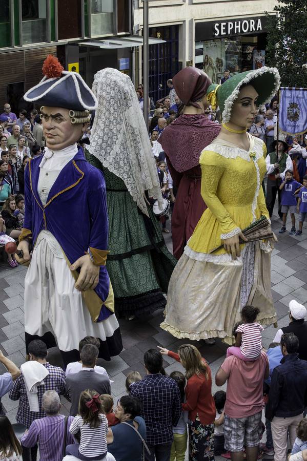 La apertura de las casetas, el chupinazo y el desfile forman parte de las fiestas de la Semana Grande de Santander