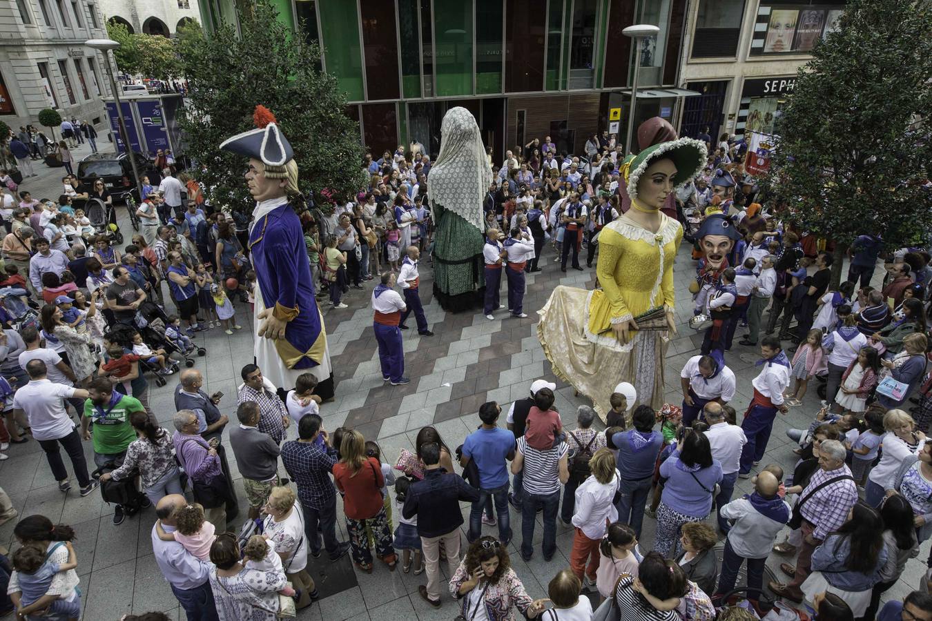 La apertura de las casetas, el chupinazo y el desfile forman parte de las fiestas de la Semana Grande de Santander