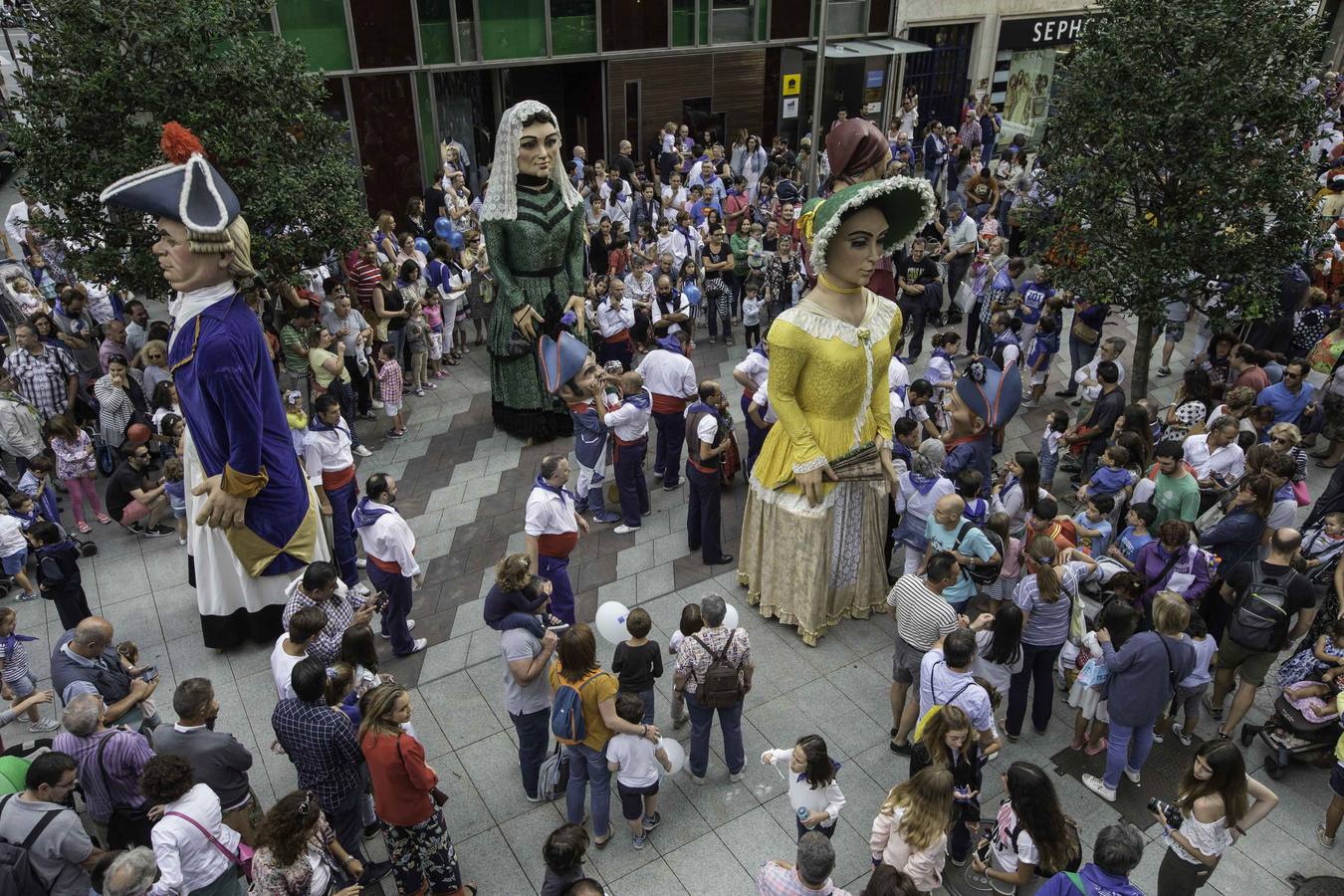 La apertura de las casetas, el chupinazo y el desfile forman parte de las fiestas de la Semana Grande de Santander