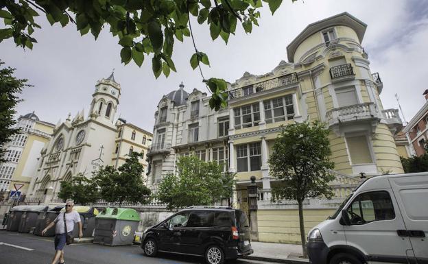 Los dos edificios que serán reconvertidos en hotel están cerca de la iglesia de los carmelitas