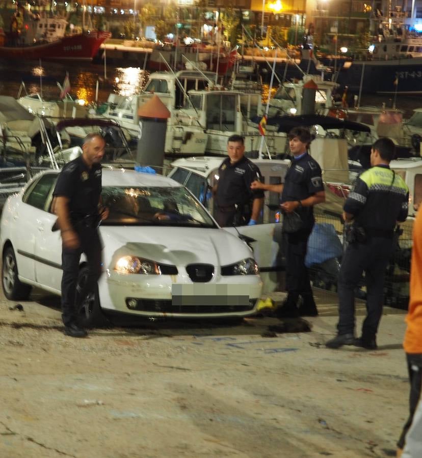 Vuelca un coche en el Barrio Pesquero