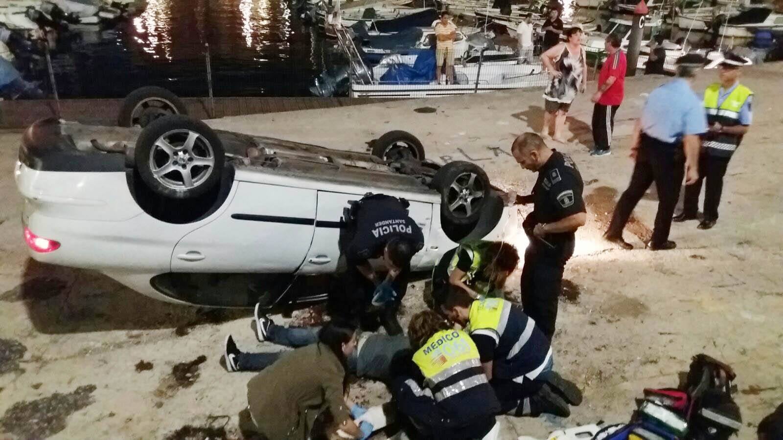 Vuelca un coche en el Barrio Pesquero