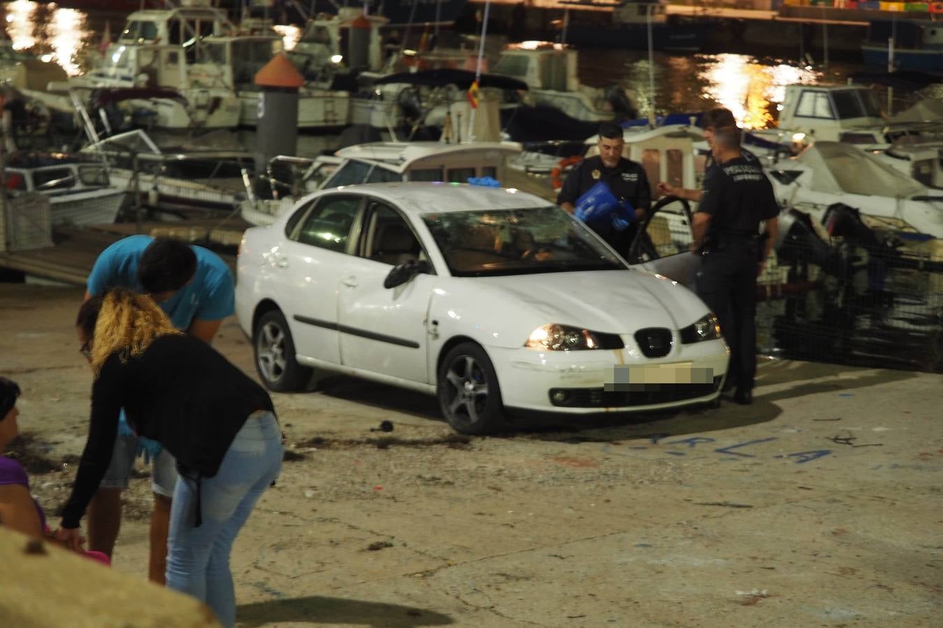 Vuelca un coche en el Barrio Pesquero