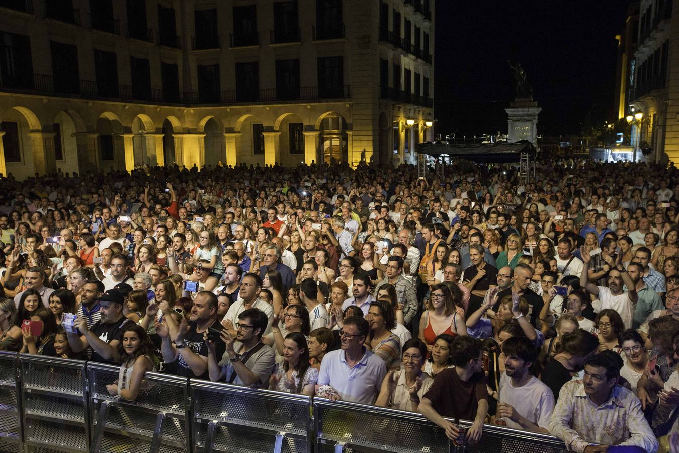 La mítica banda ochentera OBK y La Noche de Dj's hicieron bailar y disfrutar a toda la capital cántabra 