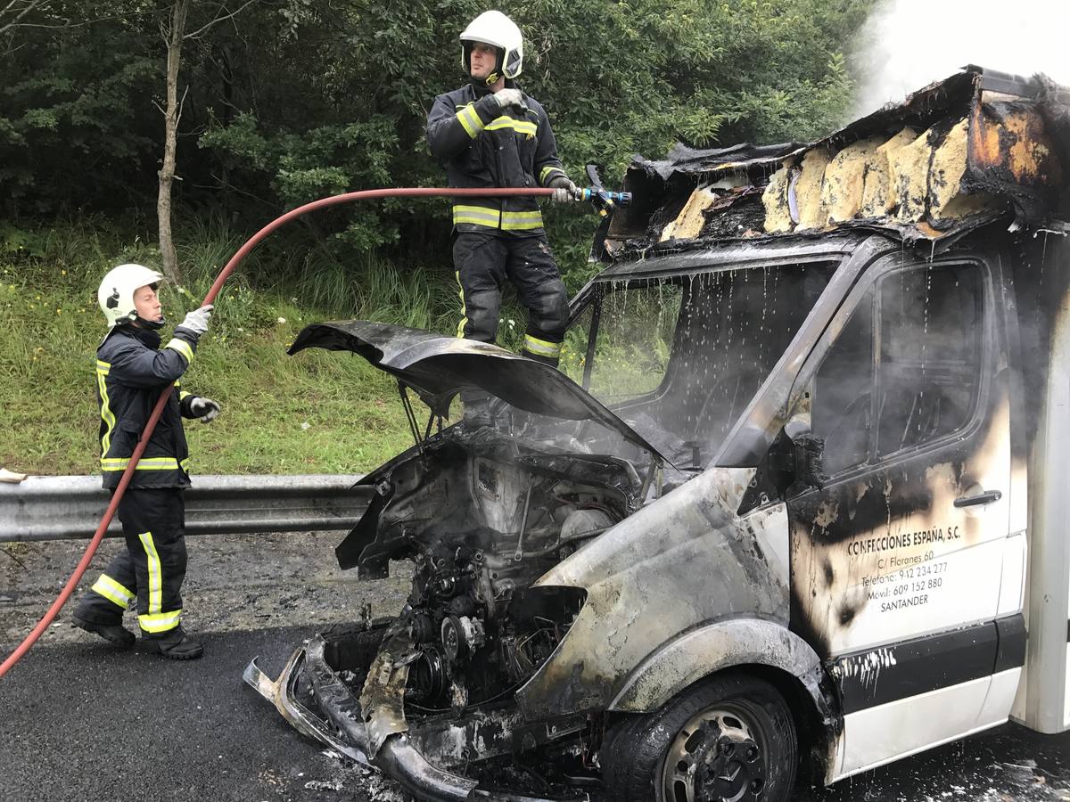 Dos bomberos del Parque de Bomberos Municipal de Santander sofocan el incendio. 