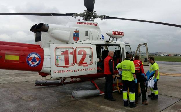 El helicóptero, en el aeuropuerto Seve Ballesteros, desde donde el peregrino fue traslasdado a Valdecilla.