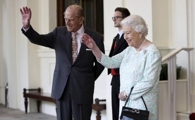 La reina Isabel II de Inglaterra y el duque Felipe de Edimburgo.