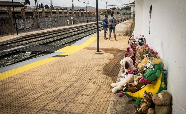 El lugar donde desapareció lucía se ha llenado de peluches.