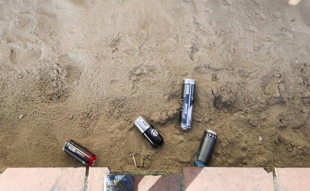 Los botes de pintura aparecieron tirados en la playa